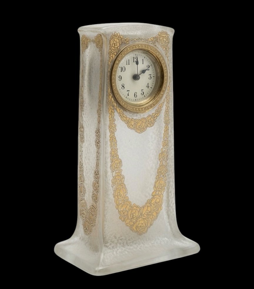 Pendule  Art Nouveau de Saint Louis  en cristal givré à décor de roses dorées – Vers 1909-photo-4