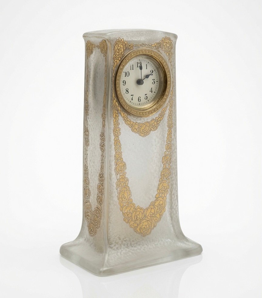 Pendule  Art Nouveau de Saint Louis  en cristal givré à décor de roses dorées – Vers 1909