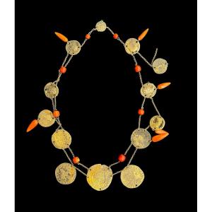 Collier avec pieces  de monnaie anciennes et corail