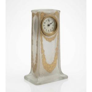 Pendule Art Nouveau Montjoye Saint-Denis en verre givré à décor de roses dorées – Vers 1900