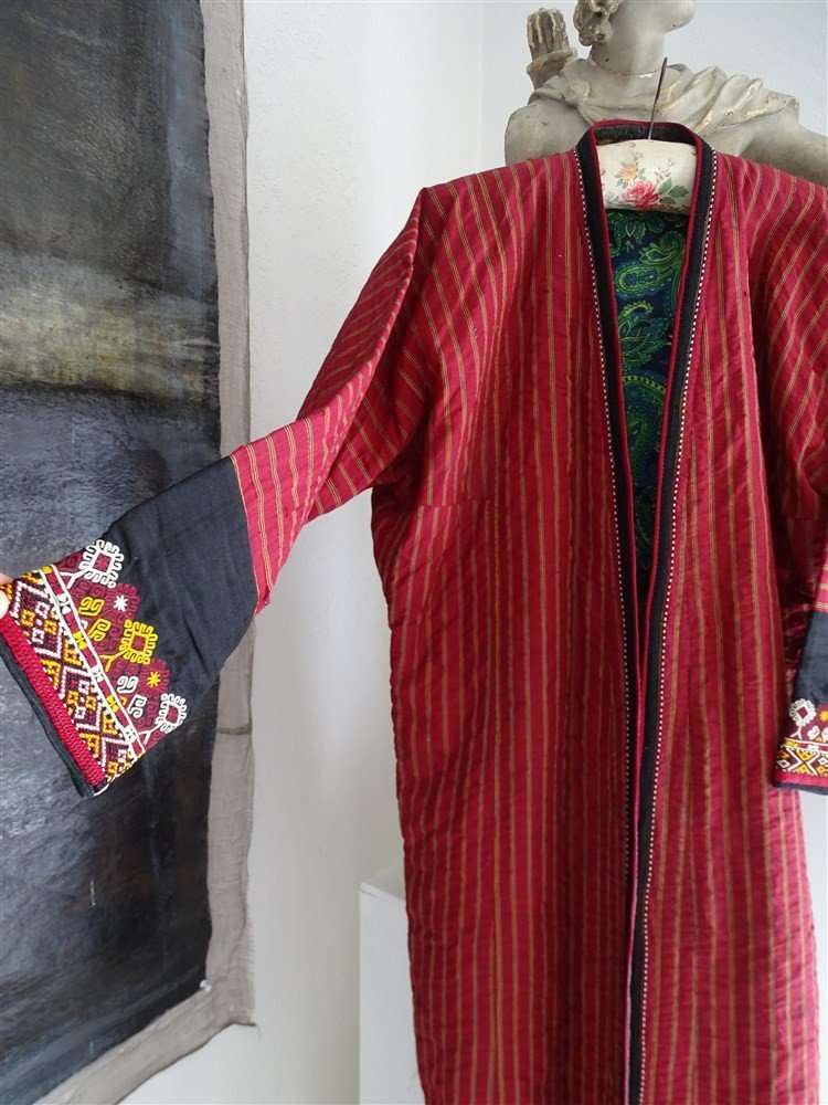 Robe En Soie Rayée Asie Centrale Et Broderies Décoratives -photo-7
