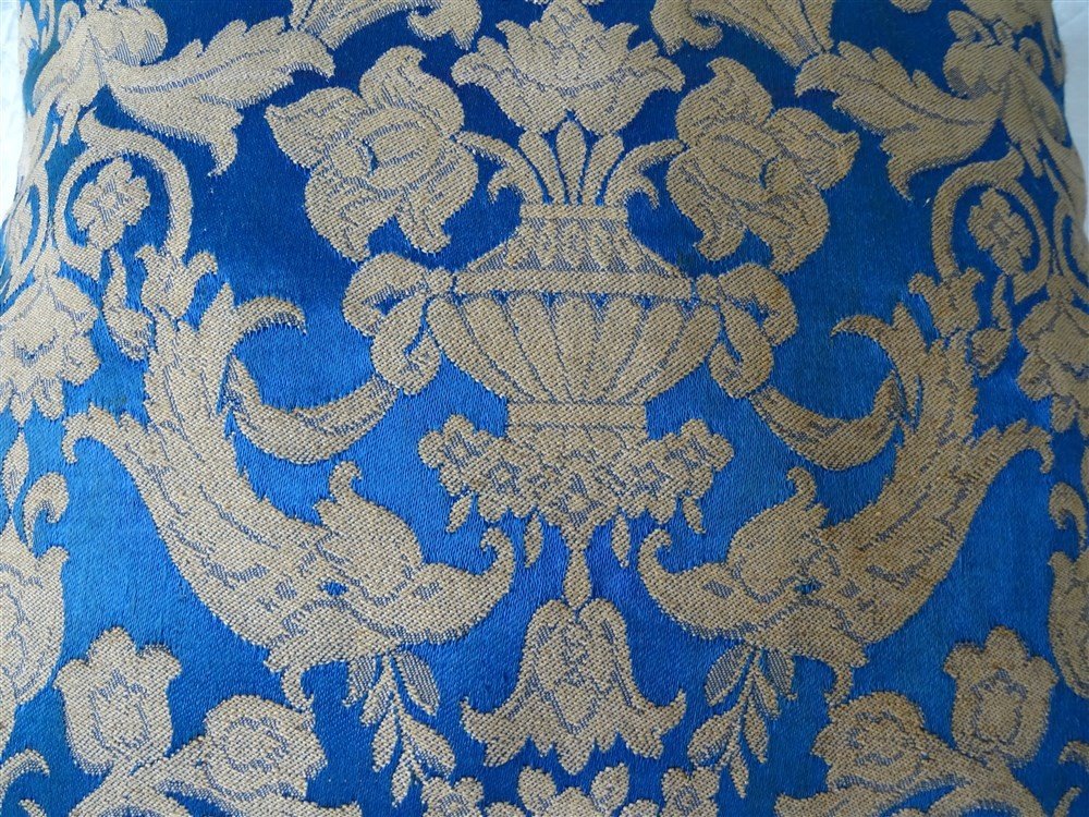 Elegant Coussin En Lin Et Soie Bleue Au Décor Baroque 50 Cm X 50 Cm-photo-2