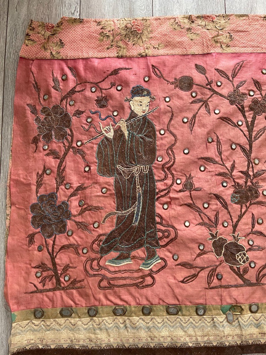 Tenture Chinoise Broderie Sur Soie De 4 Personnages époque XIXème chauves souris décor floral-photo-3