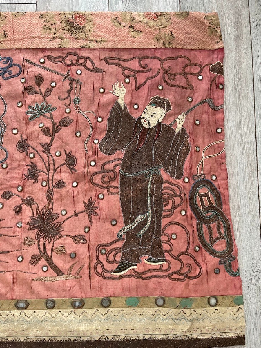 Tenture Chinoise Broderie Sur Soie De 4 Personnages époque XIXème chauves souris décor floral