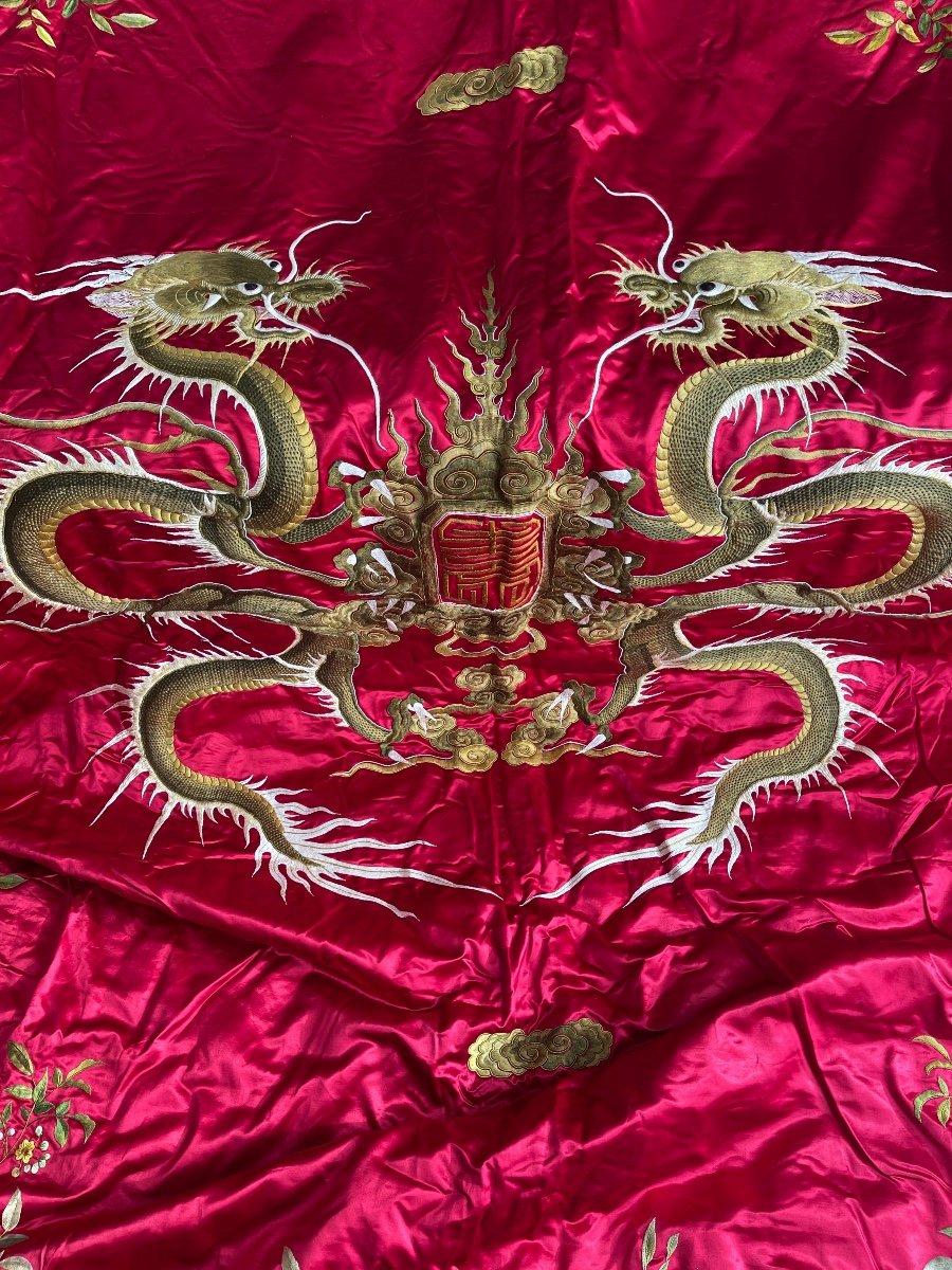 2 Chinese Dragons Embroidered On Beautiful Red Silk Bedspread Or Wall Hanging-photo-3