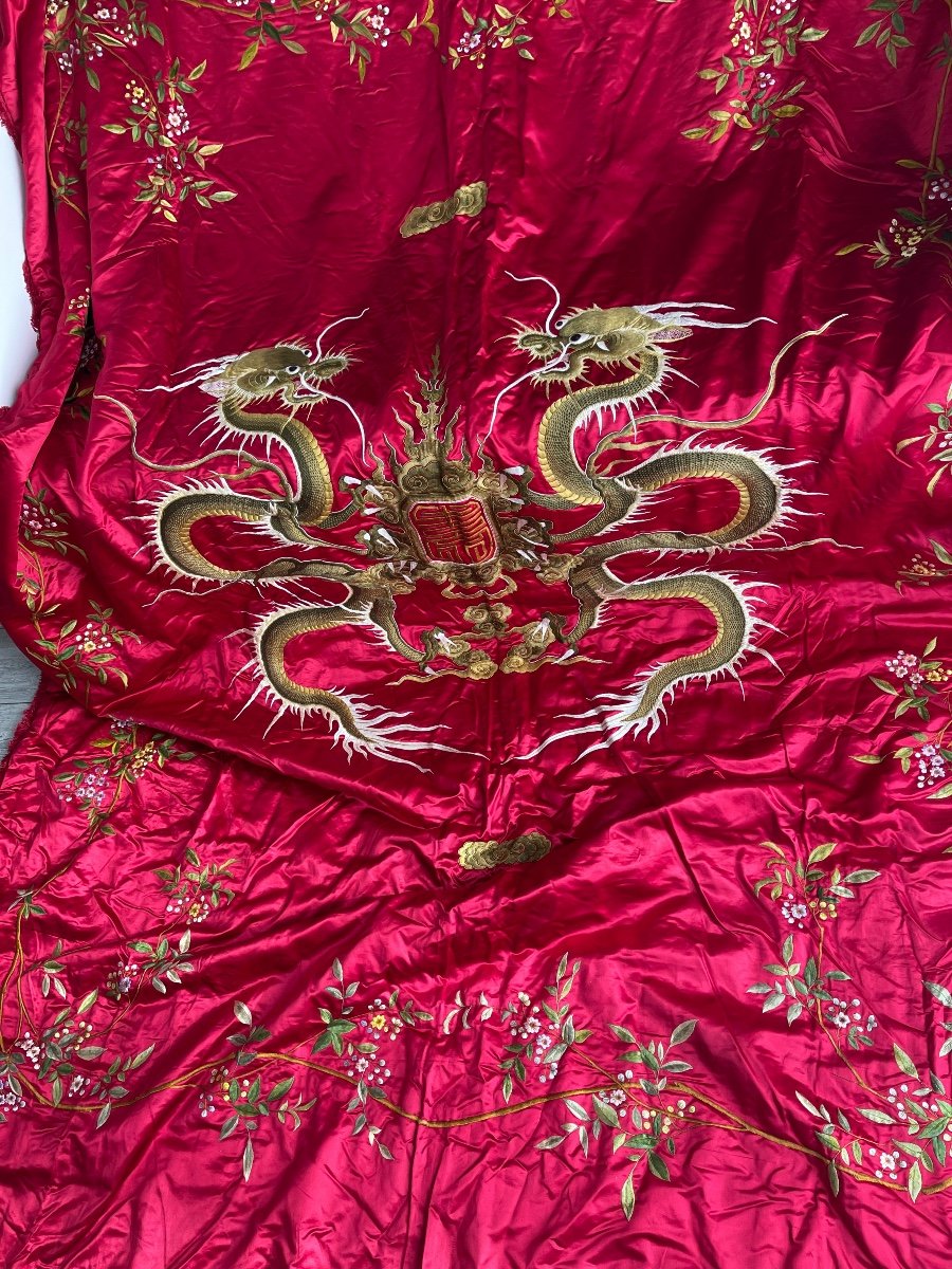 2 Chinese Dragons Embroidered On Beautiful Red Silk Bedspread Or Wall Hanging-photo-1