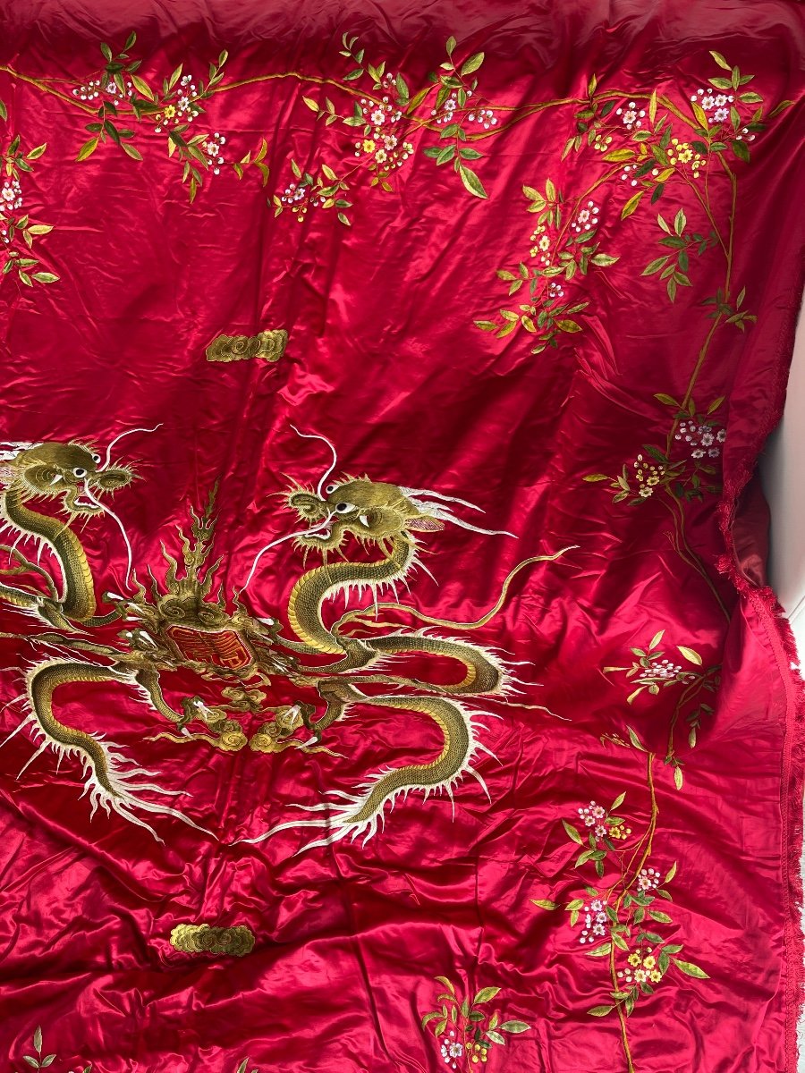 2 Chinese Dragons Embroidered On Beautiful Red Silk Bedspread Or Wall Hanging-photo-5
