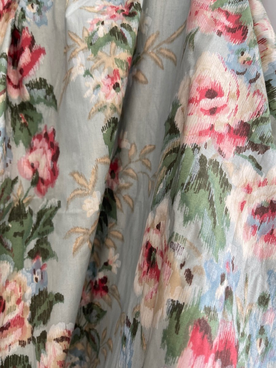 A Chintz Curtain With Large Floral Decor-photo-2