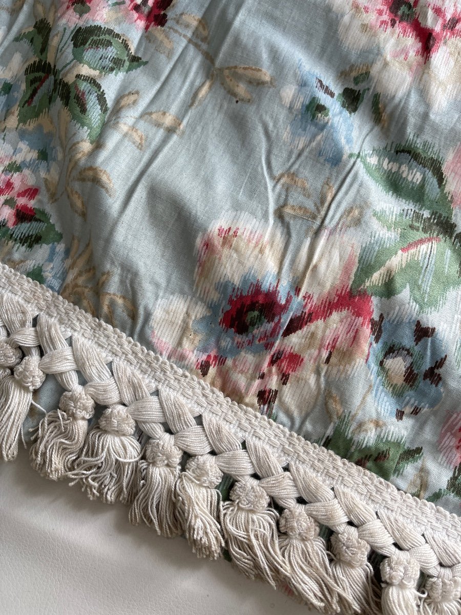 A Chintz Curtain With Large Floral Decor-photo-3