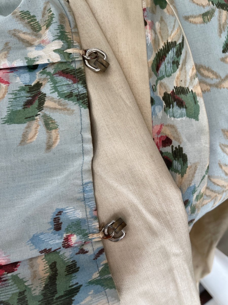 A Chintz Curtain With Large Floral Decor-photo-2