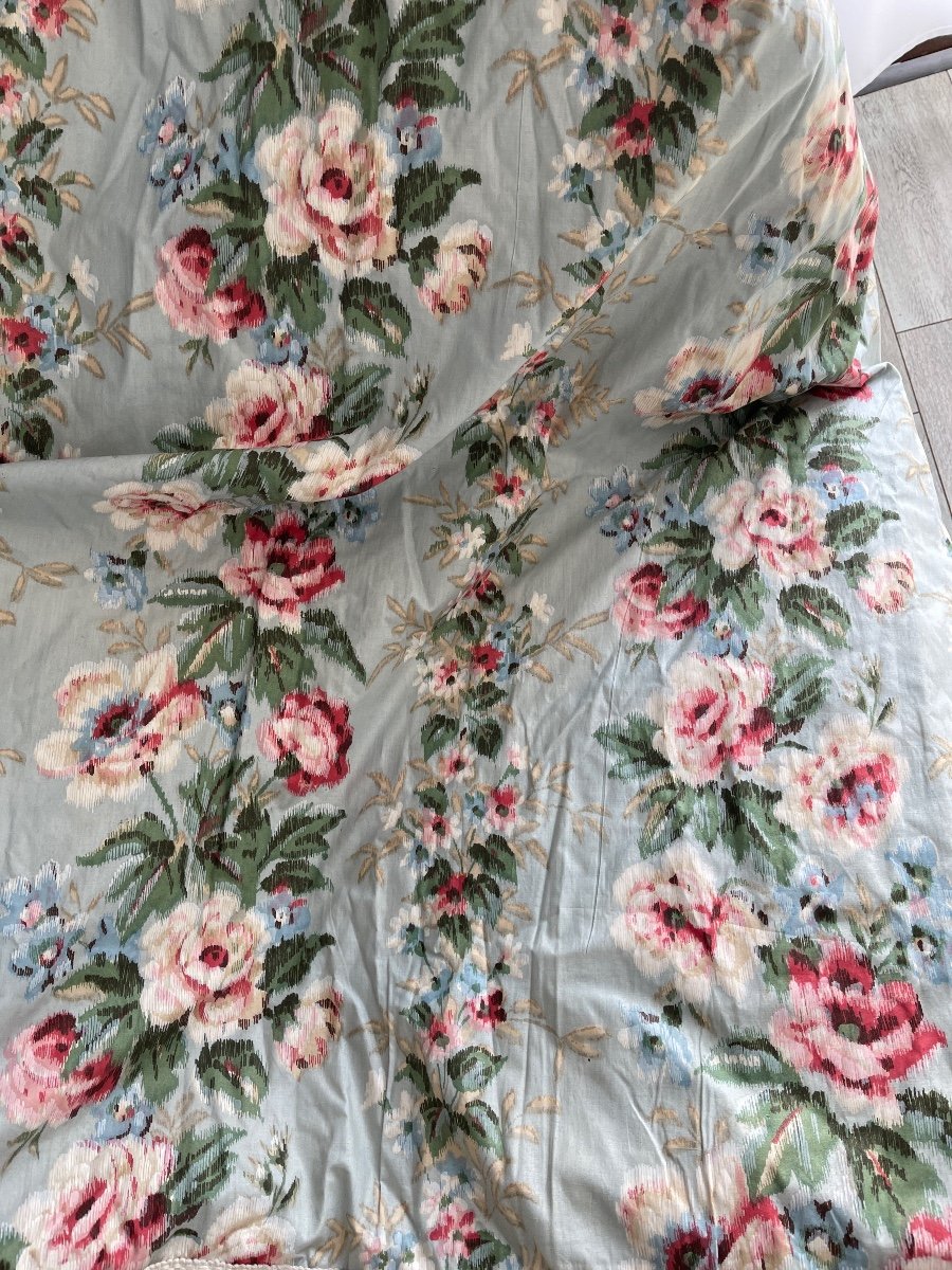 A Chintz Curtain With Large Floral Decor-photo-3