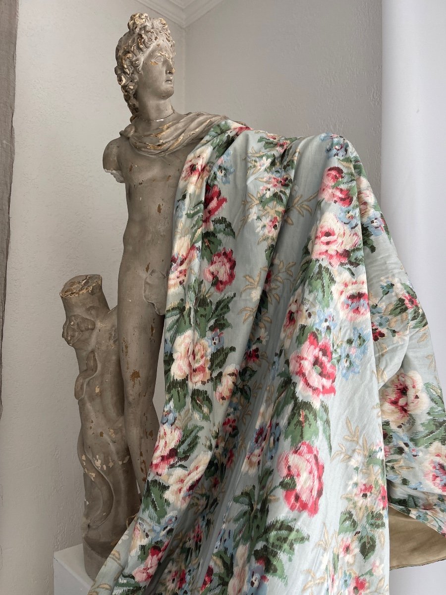 A Chintz Curtain With Large Floral Decor-photo-5