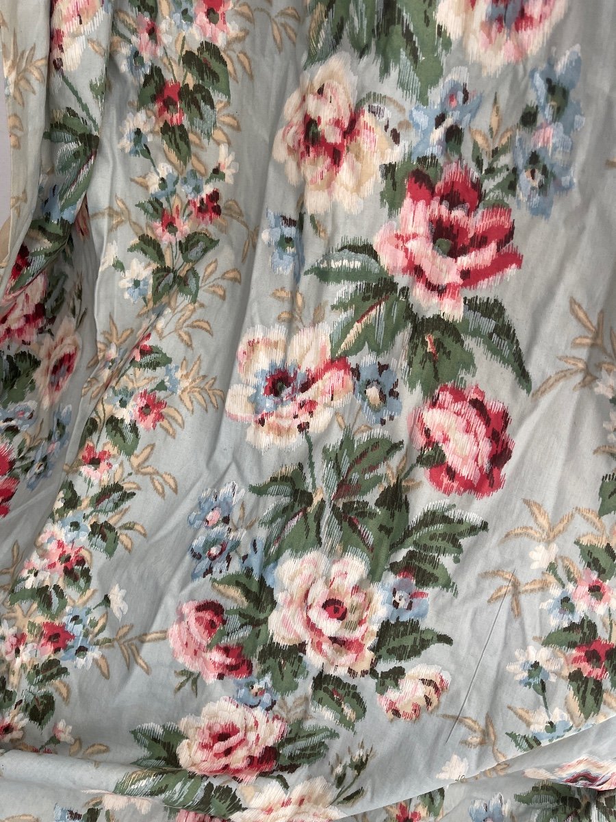 A Chintz Curtain With Large Floral Decor-photo-6