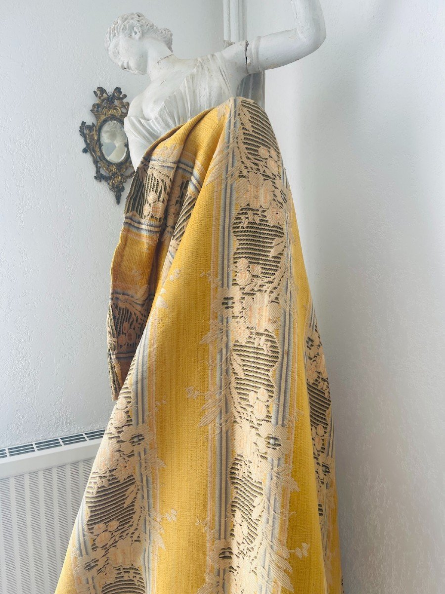 Second Film Identical Decor In Linen And Silk, Brocade And 19th Century Colors-photo-5