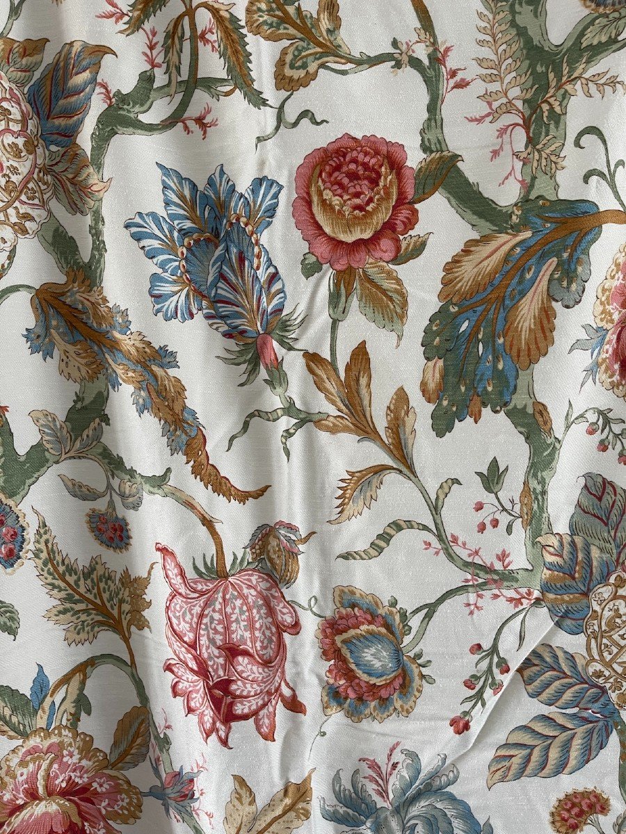 Pair Of Large Scale Floral Curtains With Wool Lining And Gold Rings-photo-3