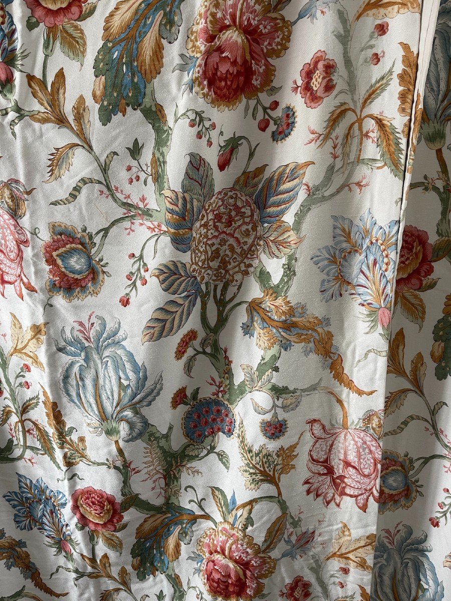 Pair Of Large Scale Floral Curtains With Wool Lining And Gold Rings-photo-5