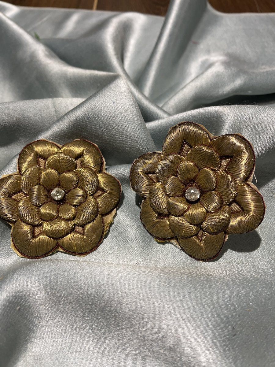 2 Fleurs  En Broderies De Fils Métalliques Collection Ou Vêtement Ancien-photo-2