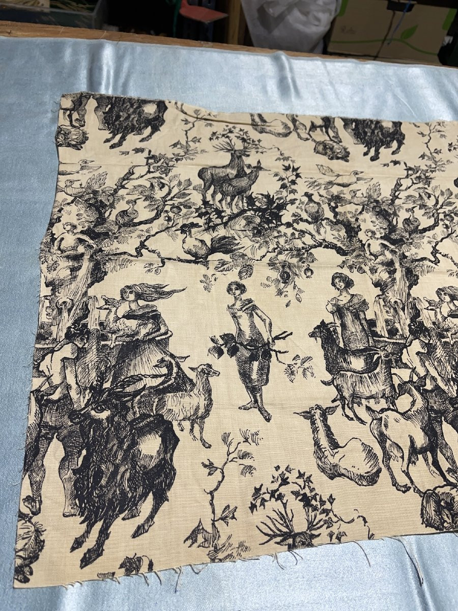 Fragment de tissu année 1950. scène en grisaille au décor singulier-photo-3