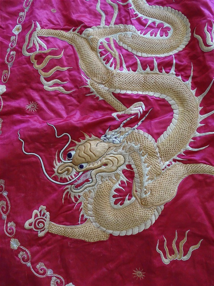  Broderie Chinoise en Soie – Dessus de Lit ou Tenture Murale, Dragon Impérial – XXe siècle-photo-4