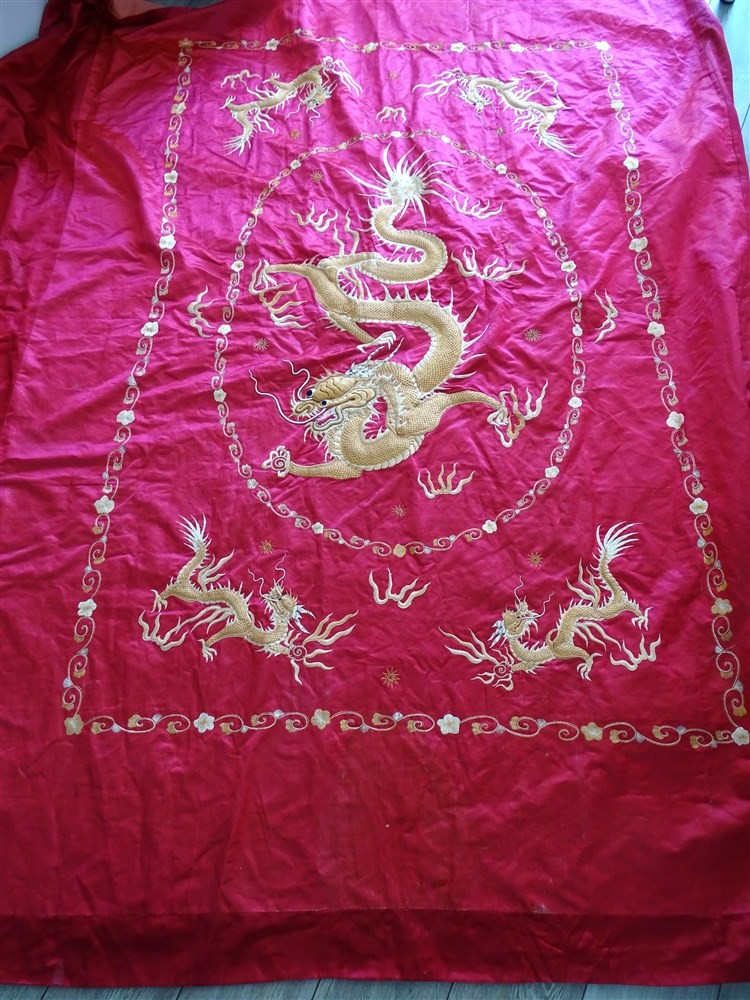  Broderie Chinoise en Soie – Dessus de Lit ou Tenture Murale, Dragon Impérial – XXe siècle