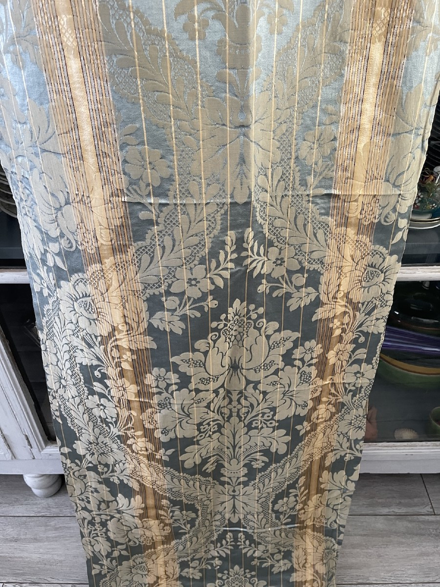 Métrage de soie ancienne – Époque XIXᵉ . Décor floral bleu ciel et beige doré