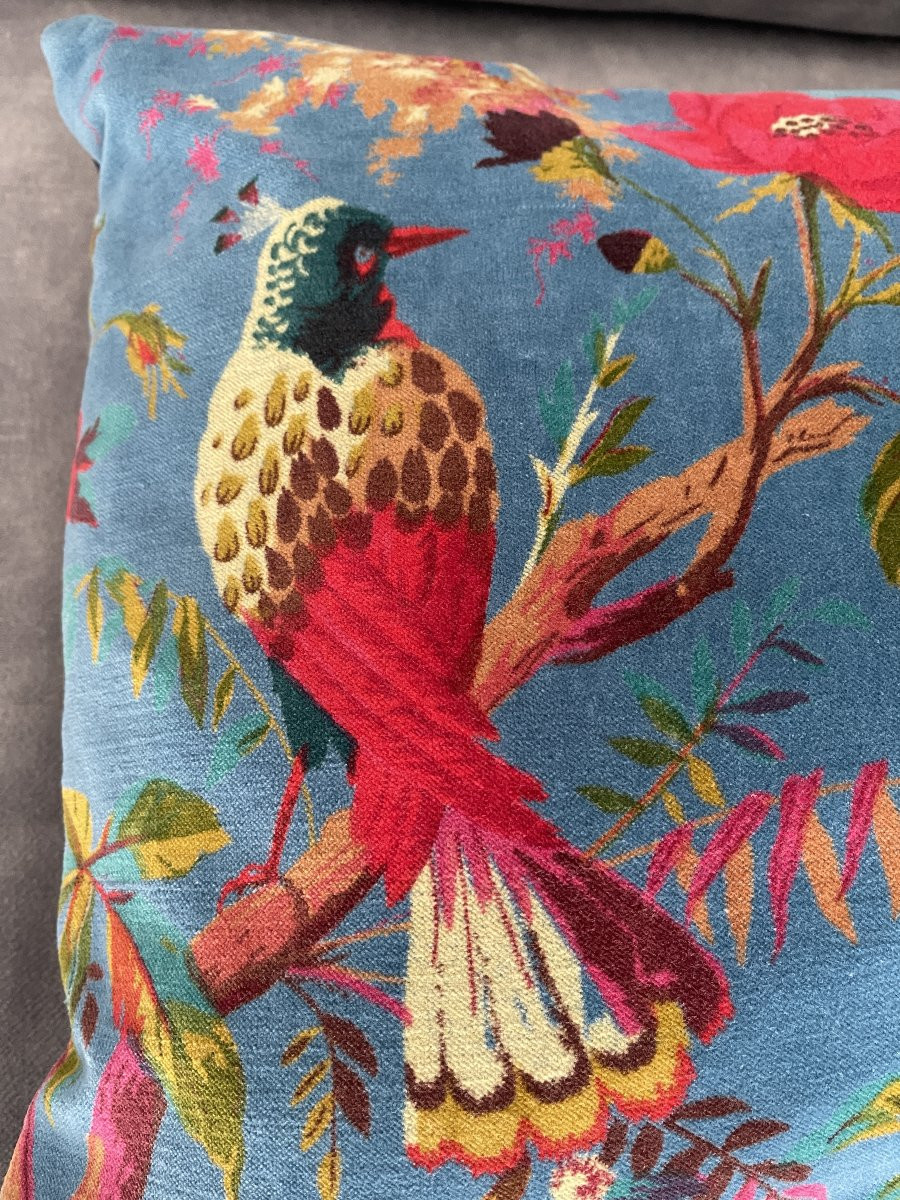 Coussin en velours bleu au décor d’oiseaux multicolores-photo-2