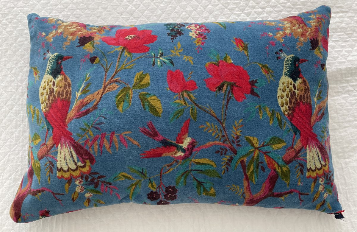 Coussin en velours bleu au décor d’oiseaux multicolores-photo-2
