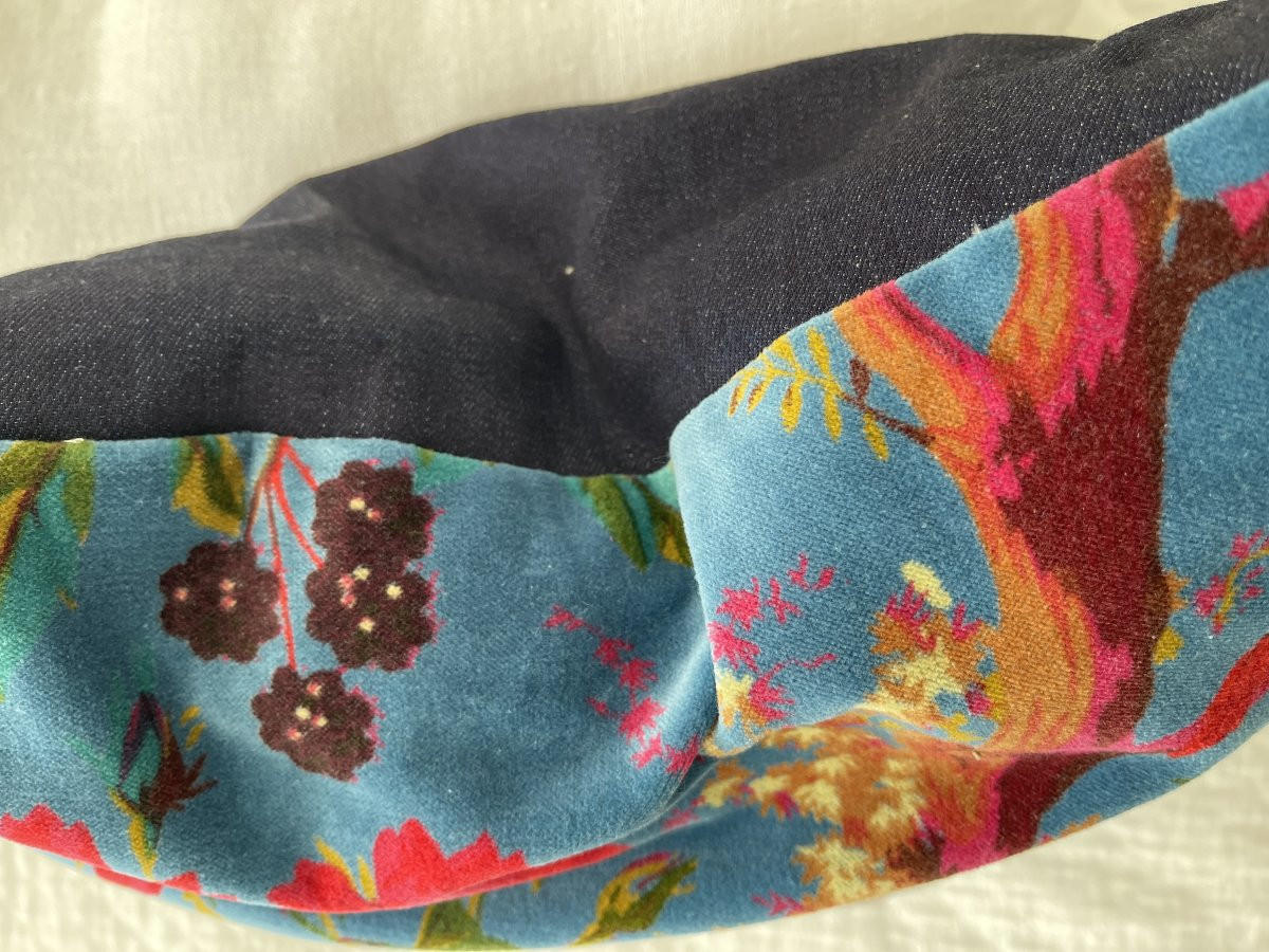 Coussin en velours bleu au décor d’oiseaux multicolores-photo-4