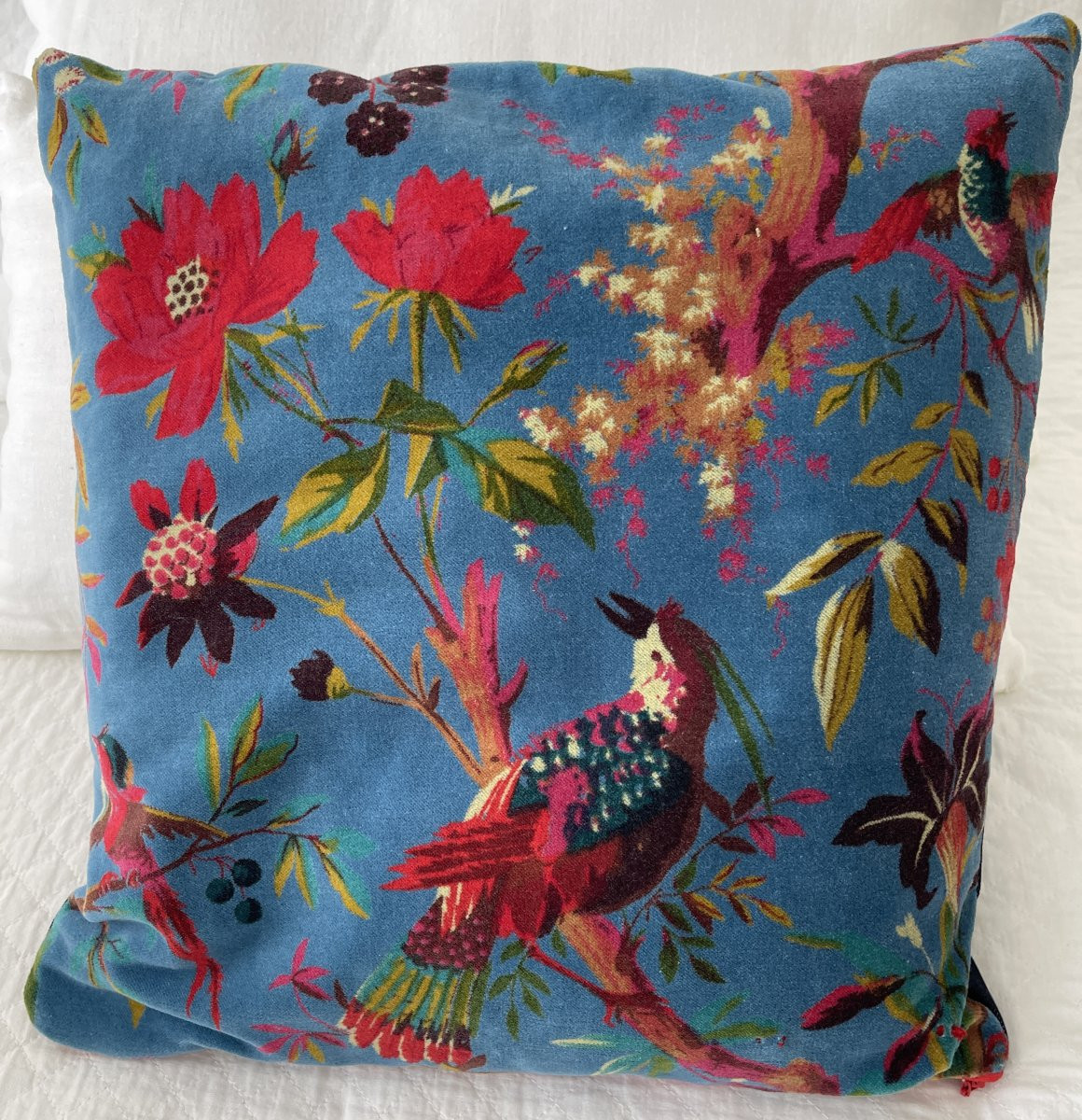 Coussin en velours bleu au décor d’oiseaux multicolores-photo-1