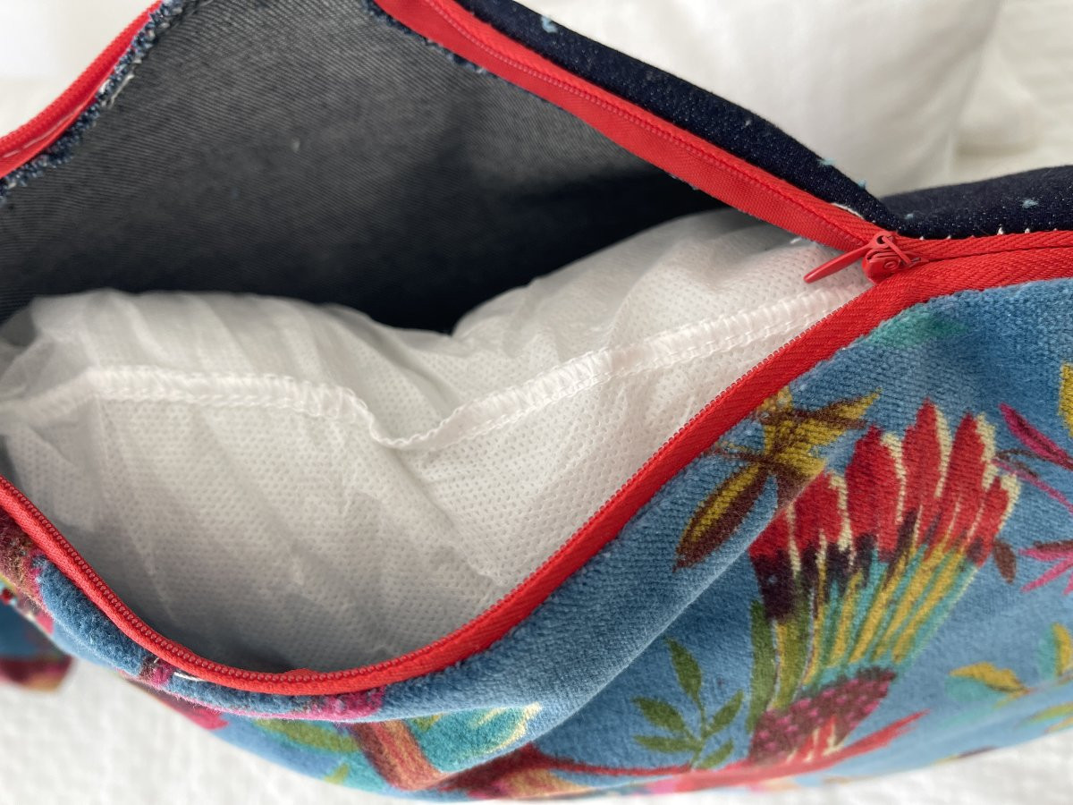 Coussin en velours bleu au décor d’oiseaux multicolores-photo-2