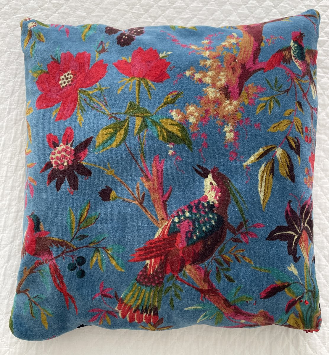 Coussin en velours bleu au décor d’oiseaux multicolores-photo-4