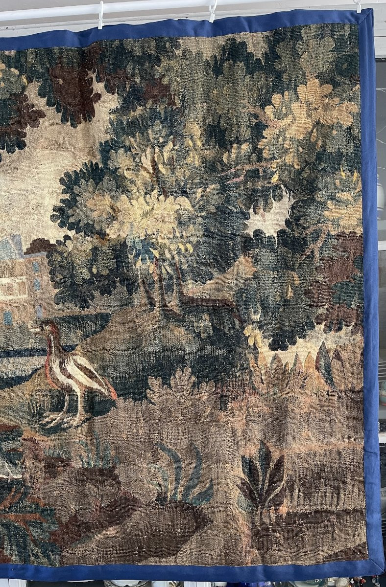 Tapisserie verdure – France, XVIIᵉ siècle – Scène de paysage animé de volatiles et architecture-photo-1