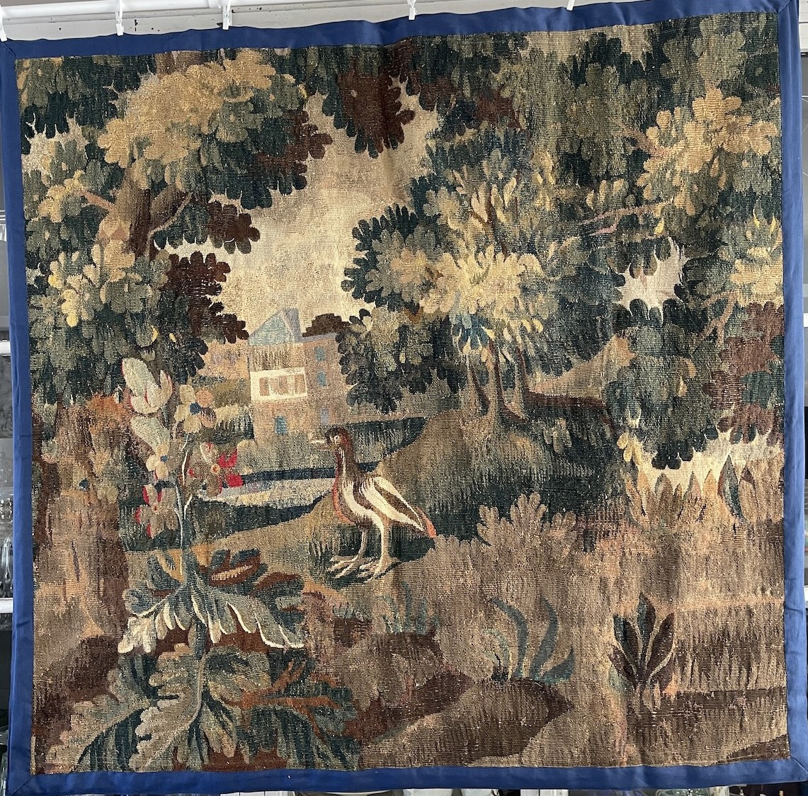 Tapisserie verdure – France, XVIIᵉ siècle – Scène de paysage animé de volatiles et architecture