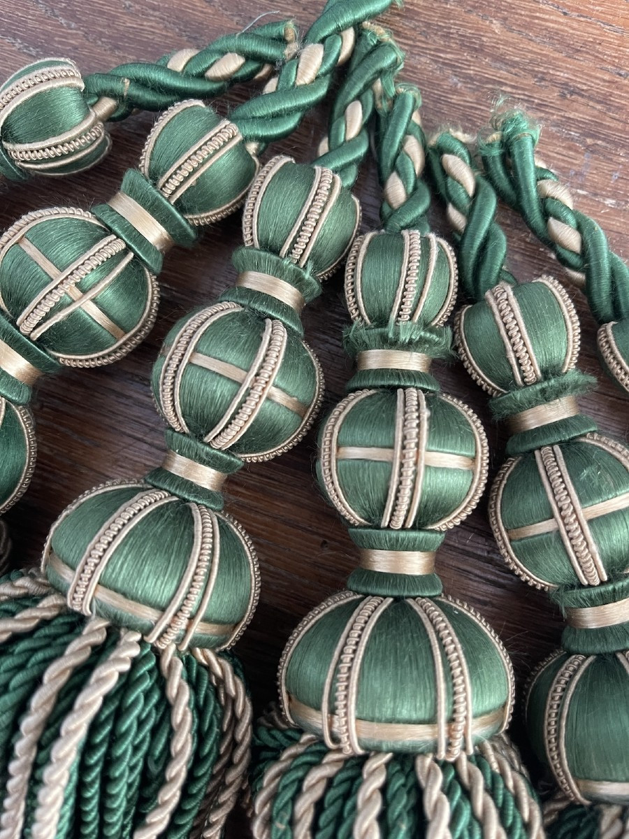 6 pompons en soie vert et beige passementerie Française