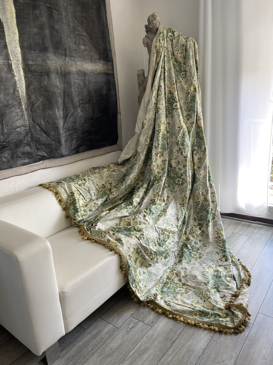 Pair Of Chintz Curtains With Floral Decoration, Doves And Butterflies