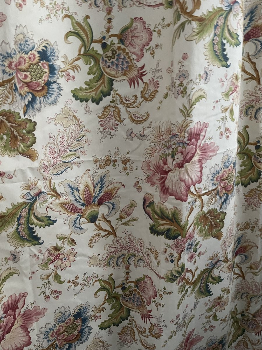 Première paire de rideaux au décor floral stylisé, fond blanc-photo-2