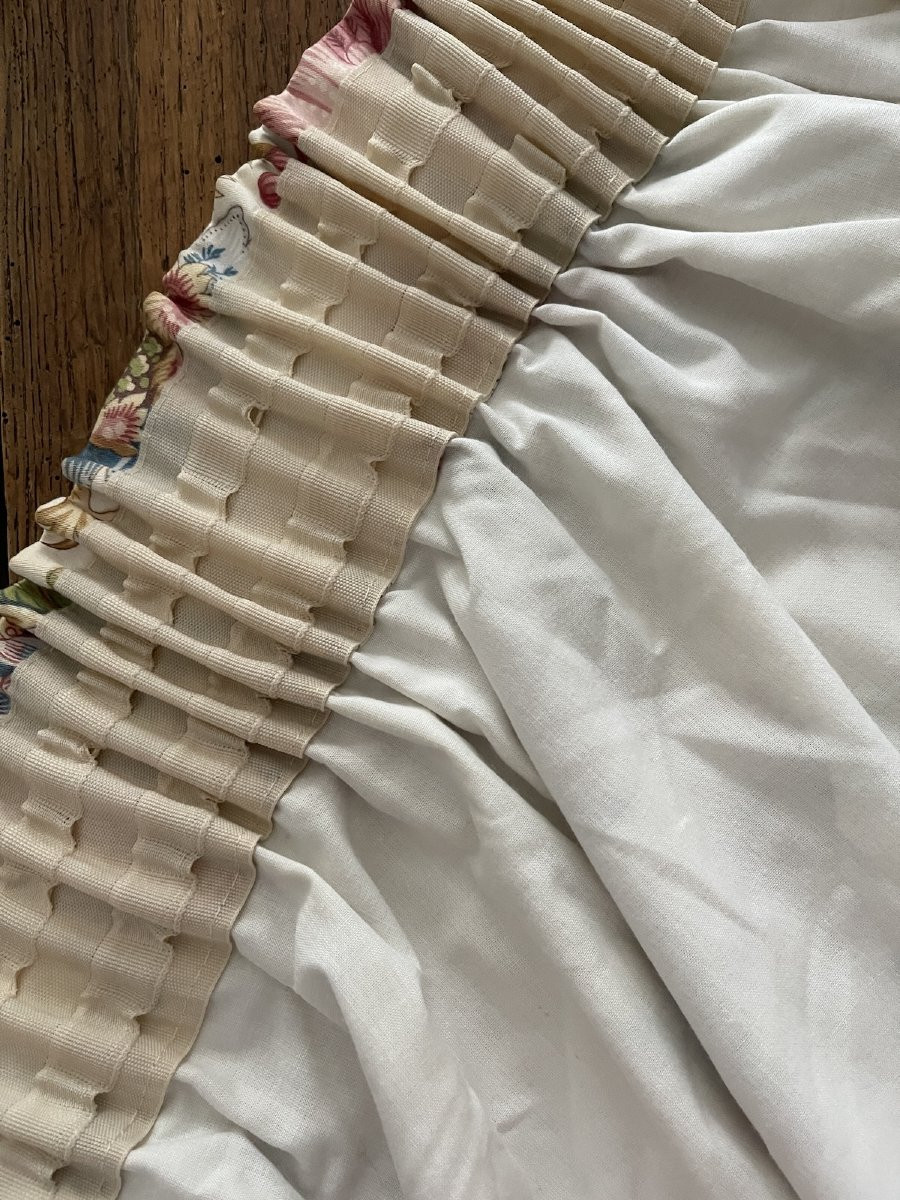 Première paire de rideaux au décor floral stylisé, fond blanc-photo-3