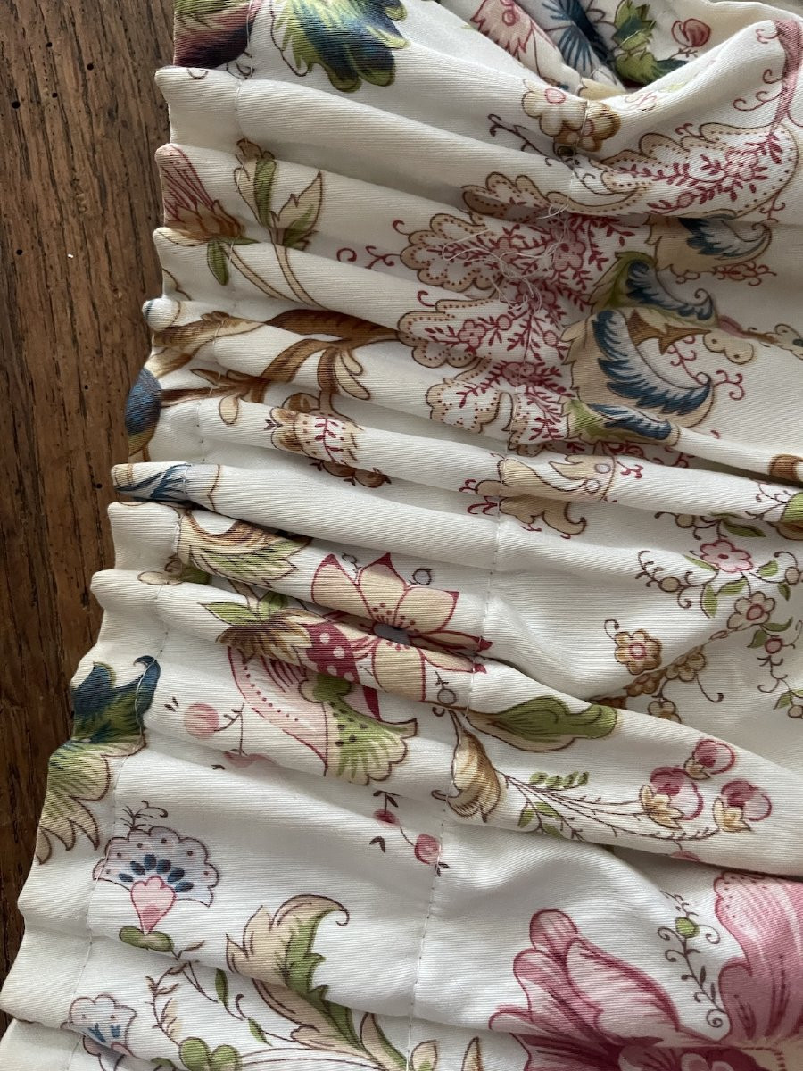 Première paire de rideaux au décor floral stylisé, fond blanc-photo-4