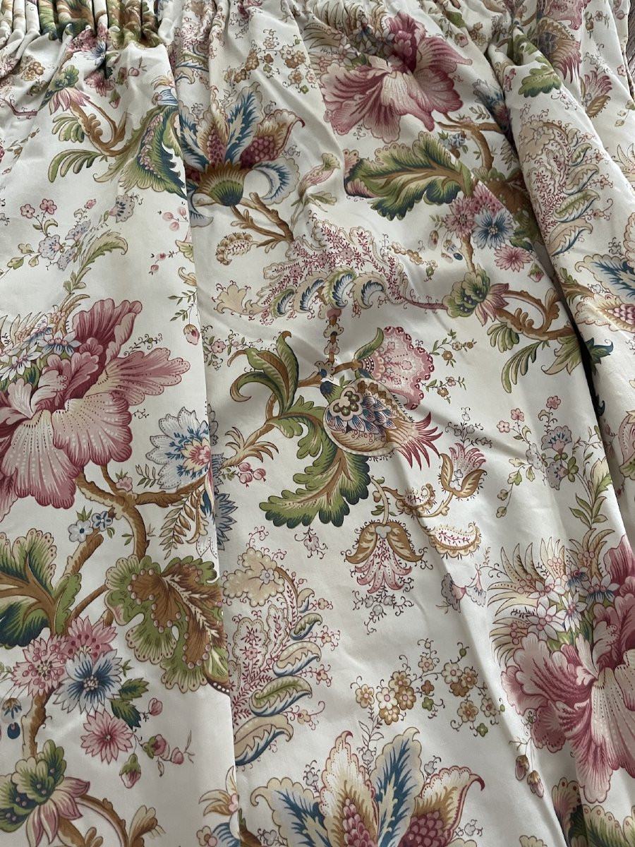 Première paire de rideaux au décor floral stylisé, fond blanc-photo-2