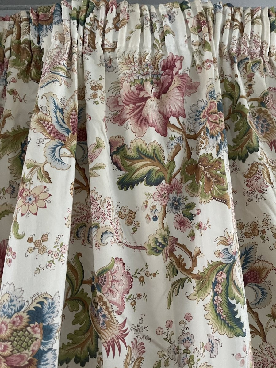 Première paire de rideaux au décor floral stylisé, fond blanc-photo-3