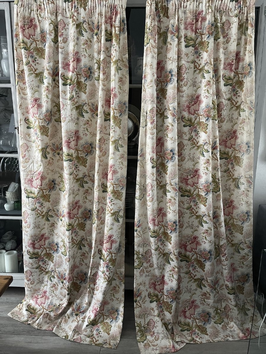 Première paire de rideaux au décor floral stylisé, fond blanc-photo-5