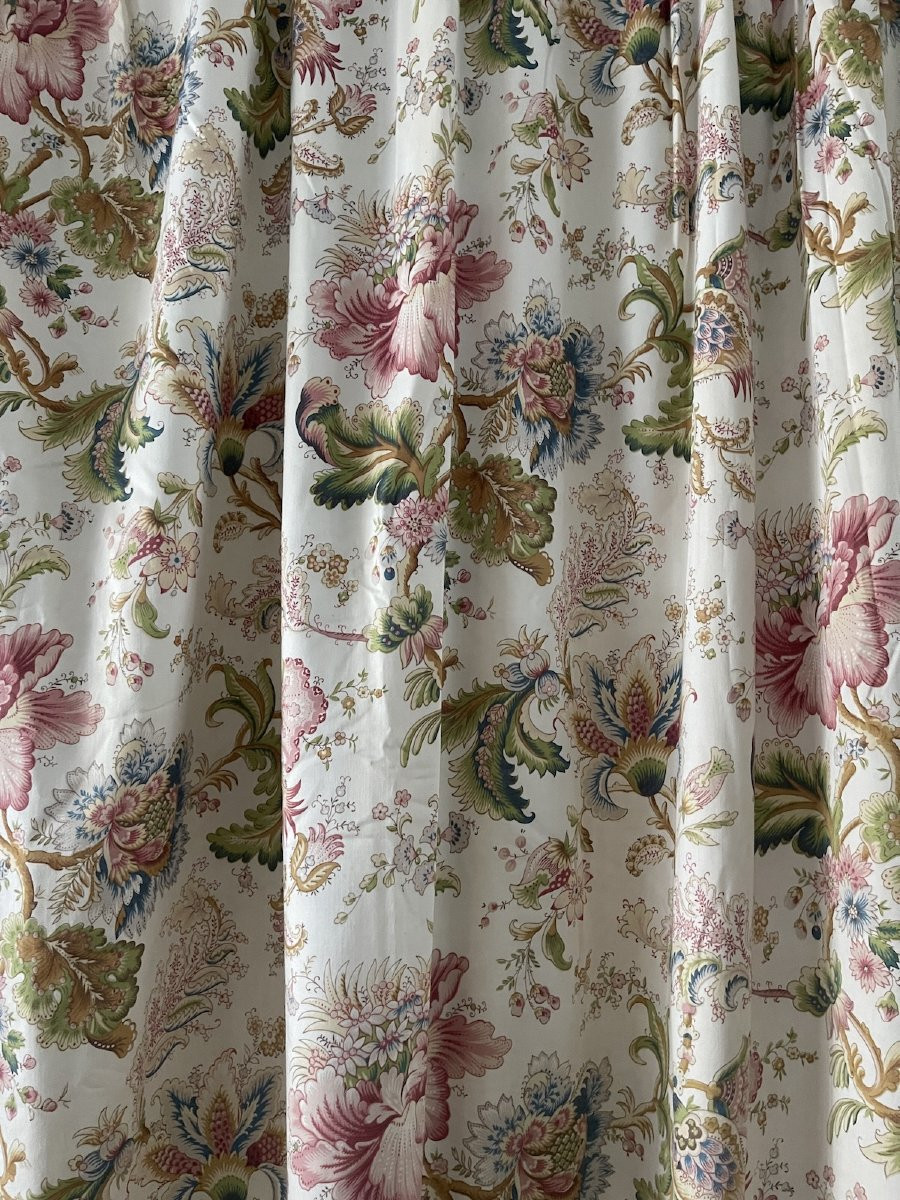 Première paire de rideaux au décor floral stylisé, fond blanc-photo-6