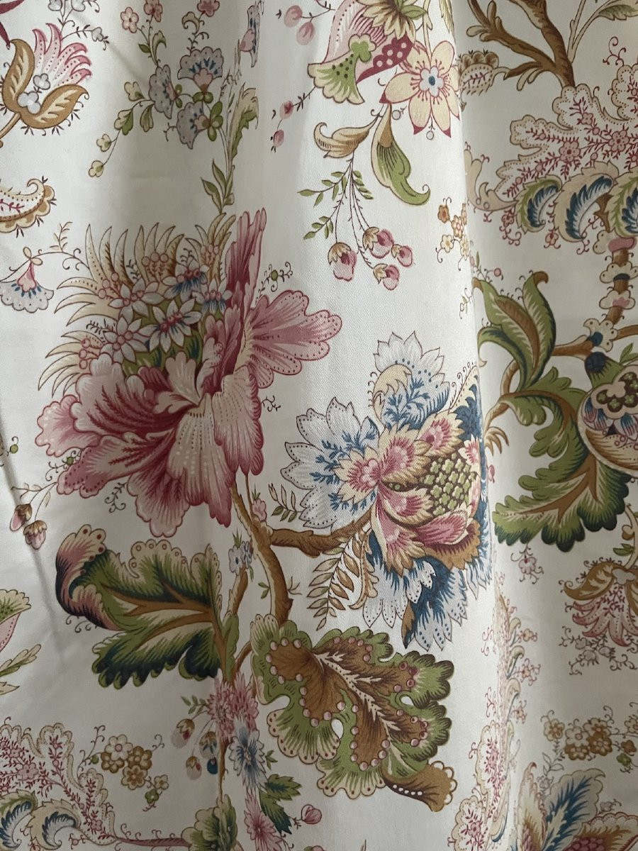 Première paire de rideaux au décor floral stylisé, fond blanc-photo-8