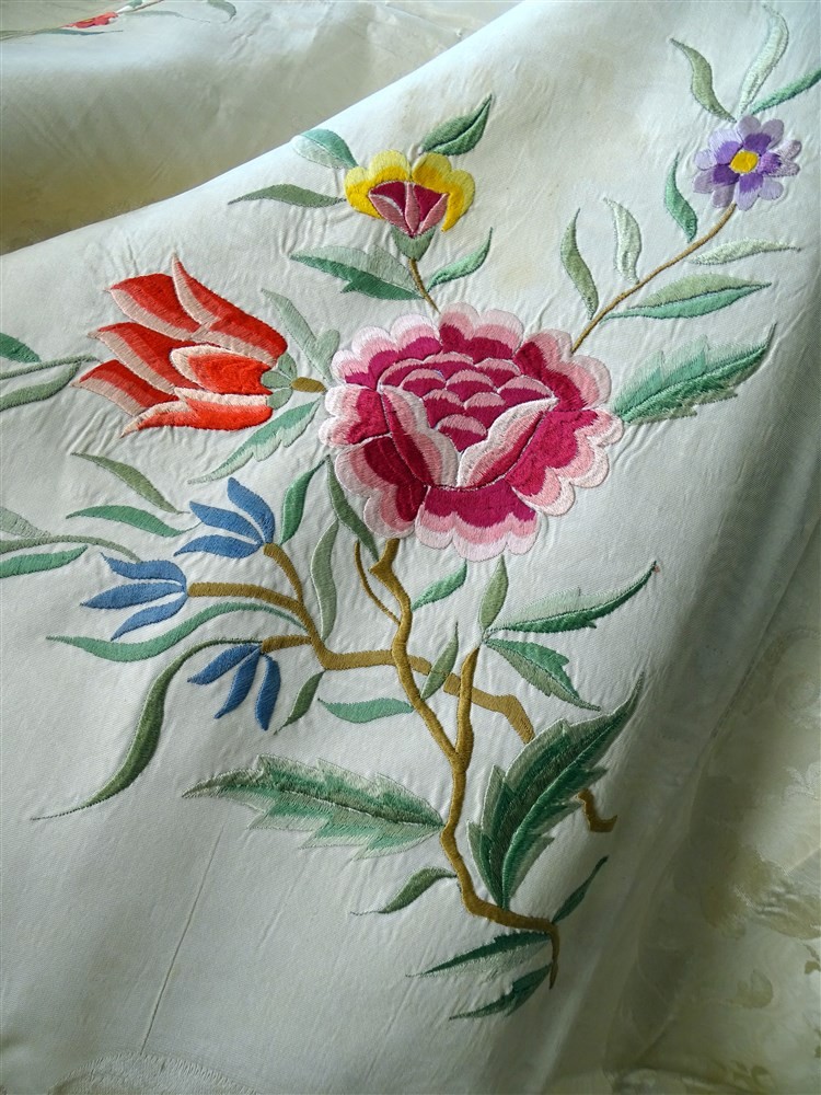 Ivory Moiré Satin Tablecloth Or Bedspread With Floral Embroidery  -photo-2
