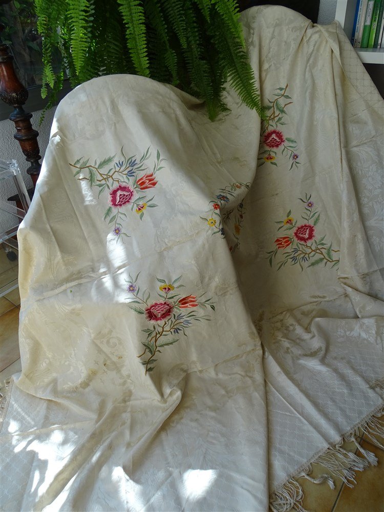 Ivory Moiré Satin Tablecloth Or Bedspread With Floral Embroidery  -photo-4