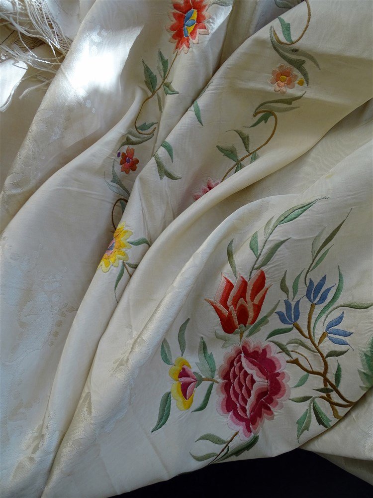 Ivory Moiré Satin Tablecloth Or Bedspread With Floral Embroidery  -photo-5