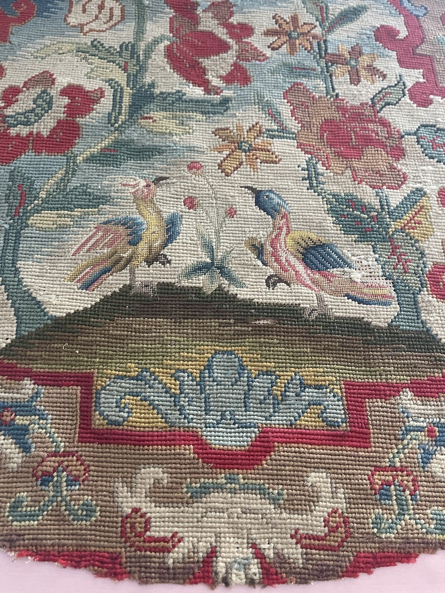 Dessus de fauteuil XVIIIᵉ siècle aux deux oiseaux tapisserie au petit point décor floral-photo-2