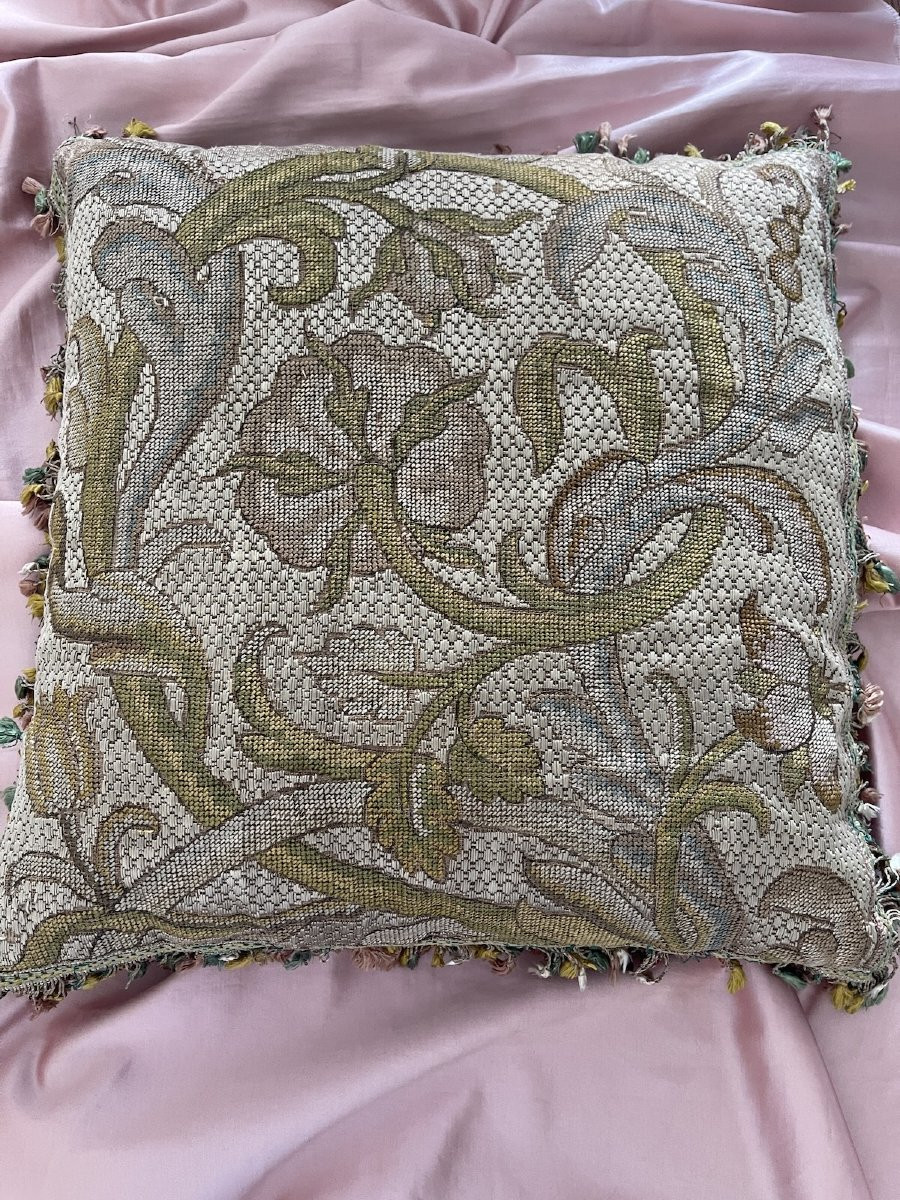 Coussin décoratif en étoffe ancienne brodée, soie et galon à pompons, fin XIXe-photo-2