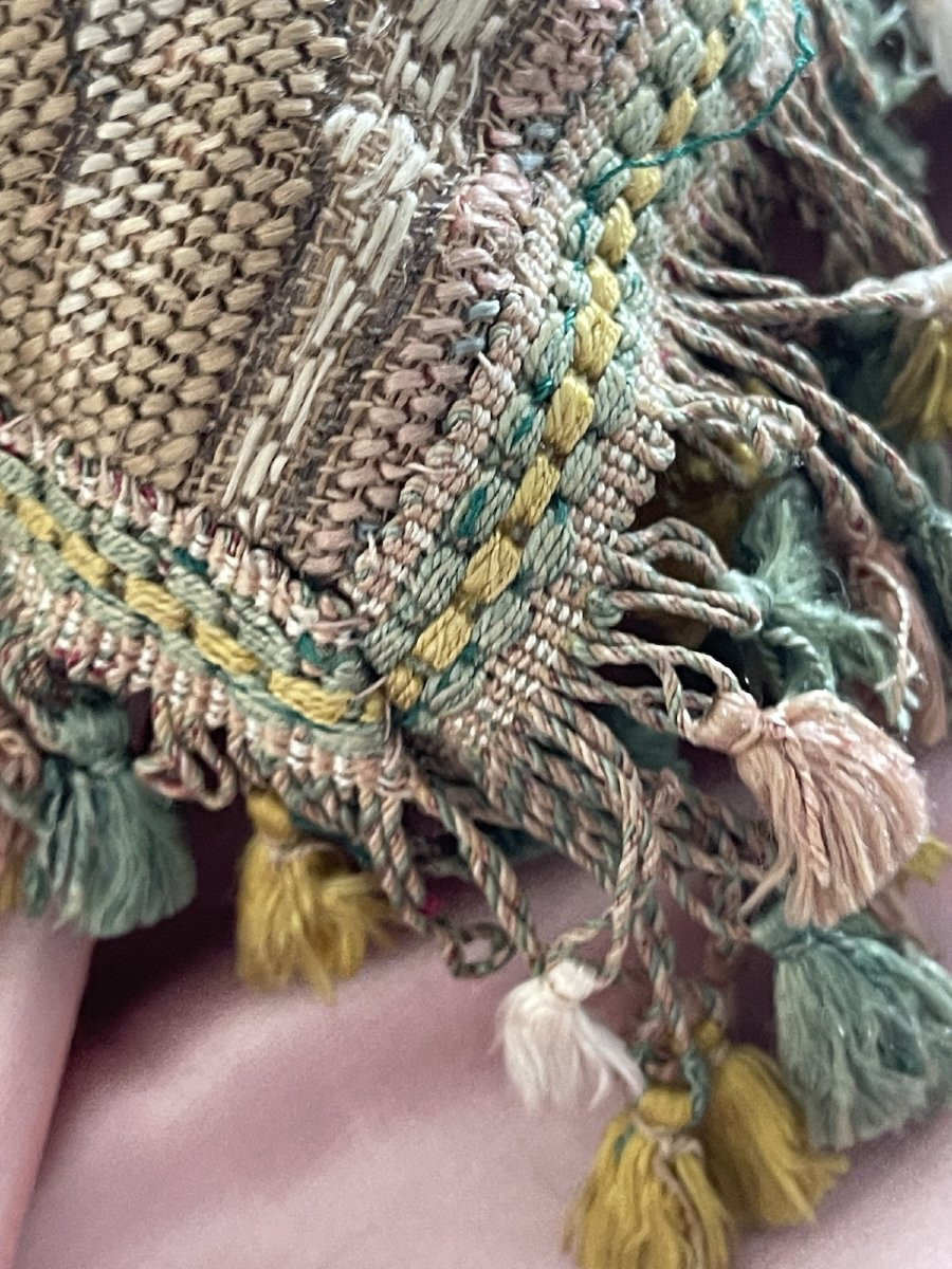 Coussin décoratif en étoffe ancienne brodée, soie et galon à pompons, fin XIXe-photo-1