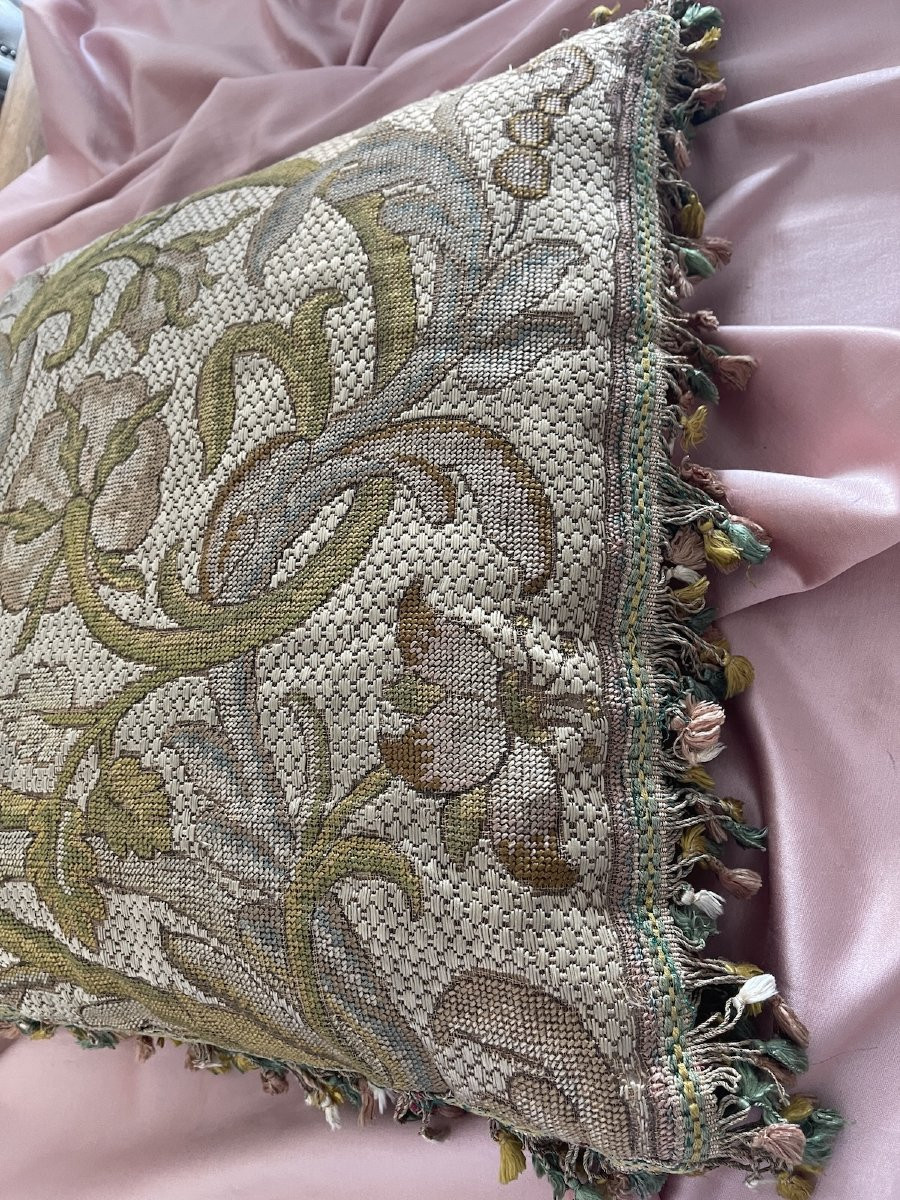 Coussin décoratif en étoffe ancienne brodée, soie et galon à pompons, fin XIXe-photo-3